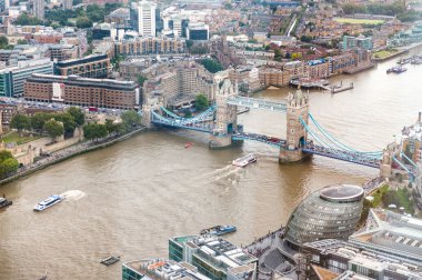 Tower Bridge ve Londra manzarası, havadan görünümü