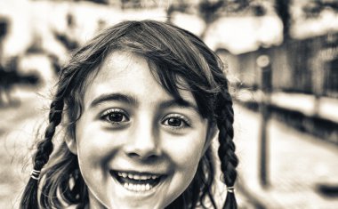 İlk gün İlköğretim okul kızı mutlu yüz ifadesi 