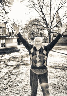 Mutlu bir adam 70 li yıllarda açık rahatlatıcı