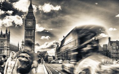 Turistler ve trafik Westminster Bridge, uzun pozlama - L boyunca