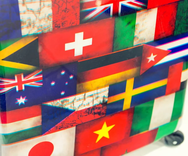 Διεθνών σημαίες αναγράφεται στο χώρο αποσκευών. Έννοια του τουρισμού — Φωτογραφία Αρχείου