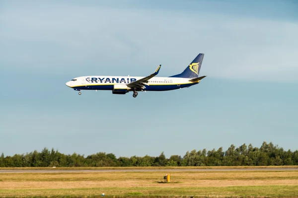 Londen - September 24, 2016: Ryanair vlucht landt in Stansted Ai — Stockfoto