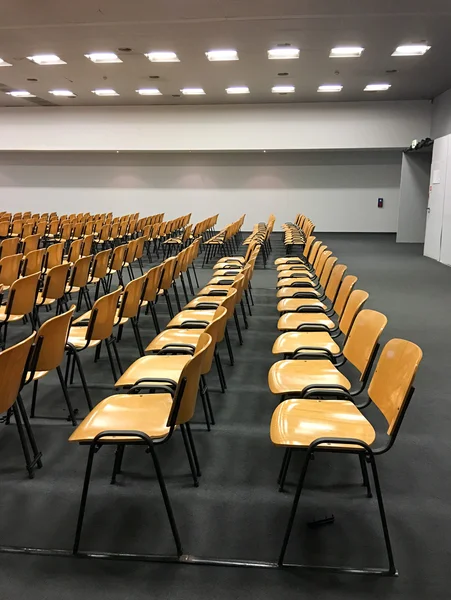 Sillas de madera dentro de la sala de reuniones vacía —  Fotos de Stock