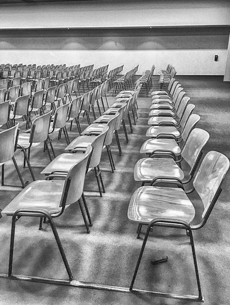 Деревянные стулья внутри пустой конференц-зал — стоковое фото