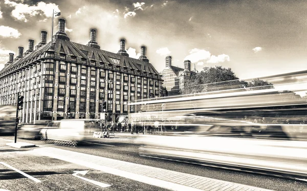 Touristen spazieren durch Londons Straßen, verschwommene Sicht — Stockfoto