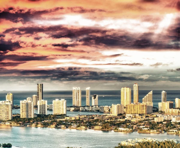 Gebäude und Skyline von Miami Beach bei Sonnenuntergang — Stockfoto