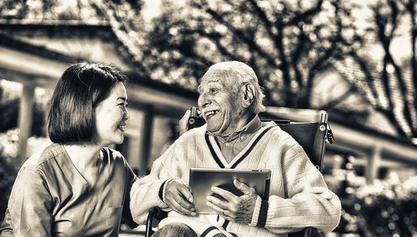 Felicidade nas instalações de reabilitação de idosos. Pessoas reformadas e bem sucedidas — Fotografia de Stock