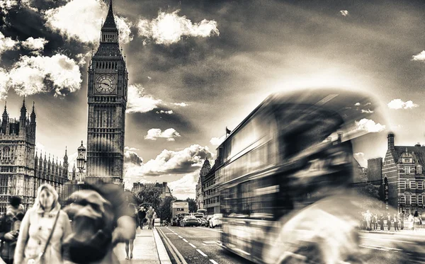 Turistas y tráfico a lo largo del Puente de Westminster, larga exposición - L — Foto de Stock