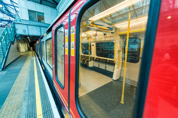 London - 25 September 2016: Tomma tunnelbanetåg i underjordiska s — Stockfoto