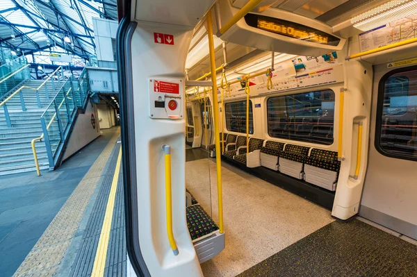 LONDRES - 25 DE SEPTIEMBRE DE 2016: Tren subterráneo vacío en s —  Fotos de Stock