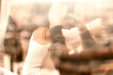 Açık hava etkinliği sırasında büyük bir cam insanlar yansımalar