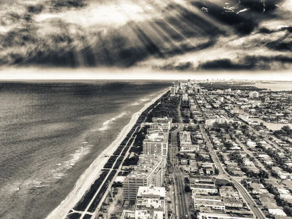 Miami Beach kıyı şeridi, alacakaranlıkta havadan görünümü — Stok fotoğraf