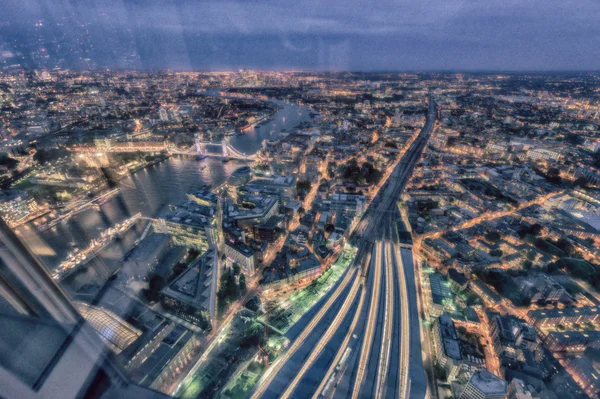 伦敦桥站在夜晚的鸟瞰图。下文的运输 — 图库照片