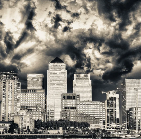 Canary Wharf budov, krásné panorama Londýna za soumraku — Stock fotografie