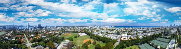 Miami, Luftaufnahme der Skyline von einem Park — Stockfoto