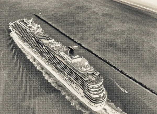 Корабль крестоносцев в океане, вид с воздуха — стоковое фото