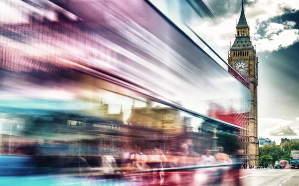 Turisté a dopravě na Westminster Bridge, dlouhé expozice - L — Stock fotografie