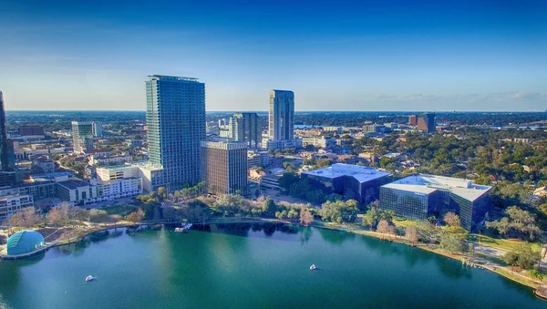 Wunderschöne luftaufnahme der orlando skyline über dem eola-see, florida — Stockfoto