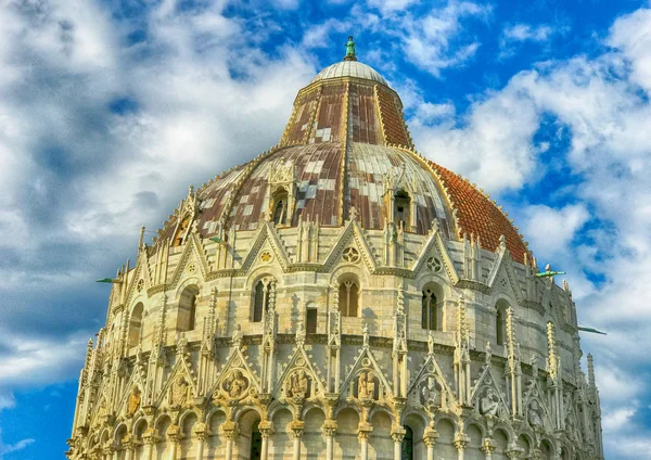 Dettaglio di Piazza dei Miracoli a Pisa in una giornata di sole, Toscana - Ital — Foto Stock