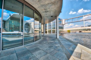 Berlin - Temmuz 2016: Modern mimari Bundestag yakınındaki. Berlin bir