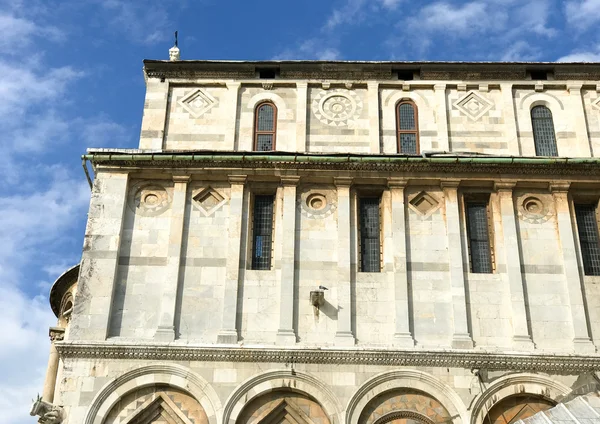 Detalhe da Praça Milagres em Pisa em um dia ensolarado, Toscana - Ital — Fotografia de Stock