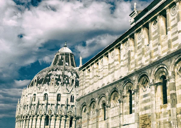 Dettaglio di Piazza dei Miracoli a Pisa in una giornata di sole, Toscana - Ital — Foto Stock