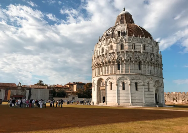 Detalle de la Plaza de los Milagros en Pisa en un día soleado, Toscana - Ital — Foto de Stock