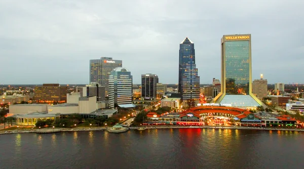 杰克逊维尔，佛罗里达州-2 月 2016年︰ 空中城市夜景. — 图库照片