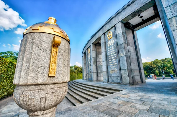 BERLINO, TEDESCO - SETTEMBRE 2016: Sowjetisches Ehrenmal. Monumento — Foto Stock