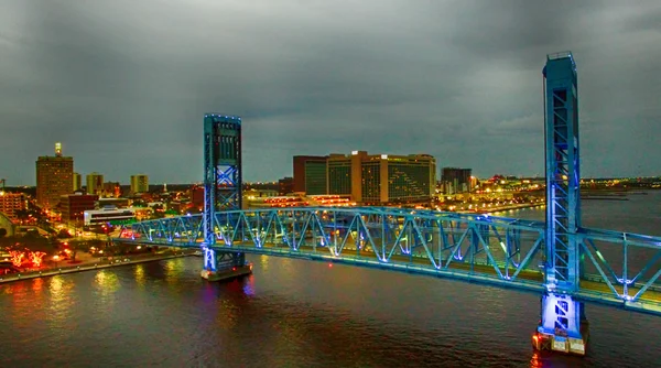 在夜晚，空中视图的佛罗里达州的杰克逊维尔桥 — 图库照片