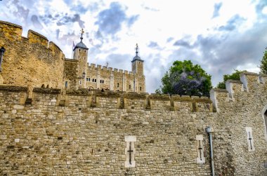 Londra, İngiltere kulesi. Bulutlu bir günde eski Simgesel Yapı