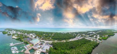 Islamorada, Florida. Gün batımında havadan görünümü