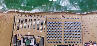Plaj şemsiyeleri havai görünümü güzel bir Sandy Beach