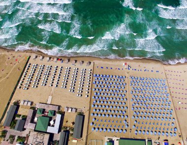 Plaj şemsiyeleri havai görünümü güzel bir Sandy Beach