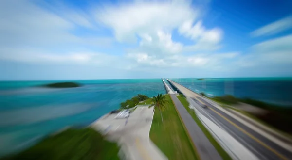 Turquoise wateren en brug over de Overseas Highway, luchtfoto — Stockfoto