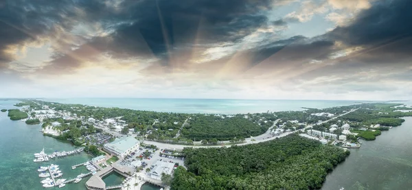Puesta de sol sobre la costa de Florida Keys, EE.UU. — Foto de Stock