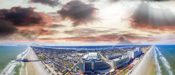 Zonsondergang tijd in Daytona Beach, luchtfoto — Stockfoto