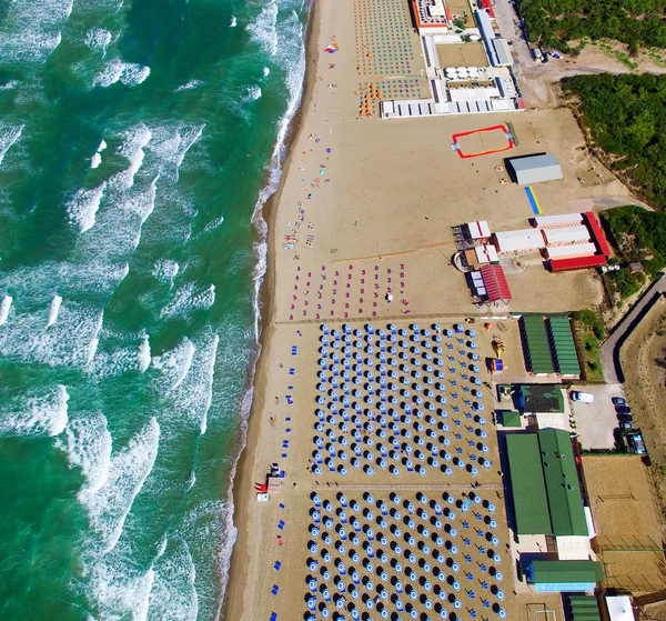 Vista aérea aérea aérea de Bathhouse, vegetação e ondas do mar — Fotografia de Stock