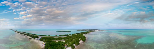 Carretera de ultramar y Florida Keys costa, vista aérea al atardecer —  Fotos de Stock