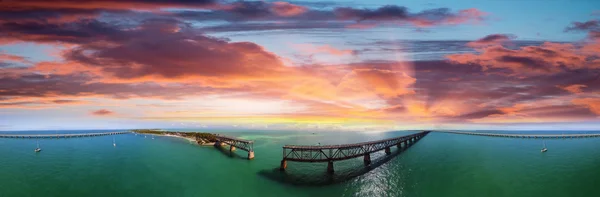 Luchtfoto van Bahia Honda State Park met oude brug — Stockfoto