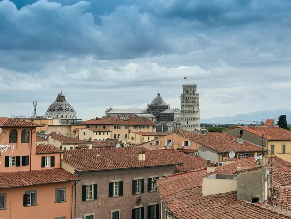 Pisa cityscape panoramik manzaralı. Çatıları ve mucizeler Meydanı — Stok fotoğraf