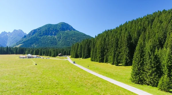 Dolomitské údolí, panoramatický výhled na italské Alpy — Stock fotografie