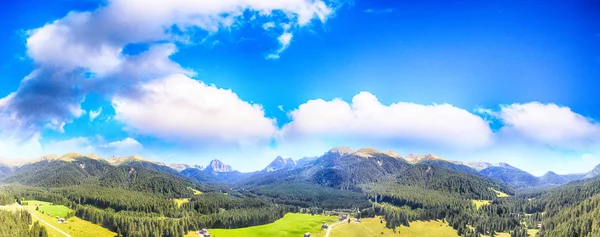 Vista aérea del valle de los Dolomitas, Alpes italianos al atardecer — Foto de Stock