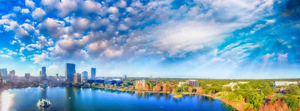 Vue aérienne d'Orlando, horizon et lac Eola au crépuscule — Photo