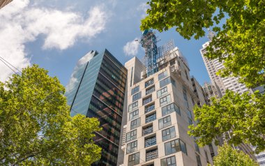 Cadde görünümü gökdelenlerin Melbourne, Avustralya