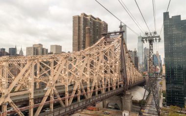 Queensboro Bridge Manhattan bağlanma güzel havadan görünümü 