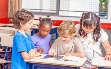 Çok etnik İlköğretim öğrenci tablet vasıl çalışma grubu