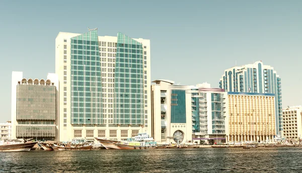 Gamla Dubai creek och byggnader — Stockfoto
