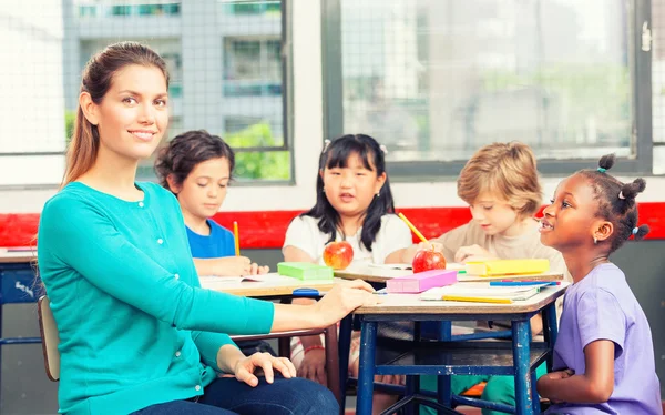 Insegnante con aula multietnica a scuola — Foto Stock