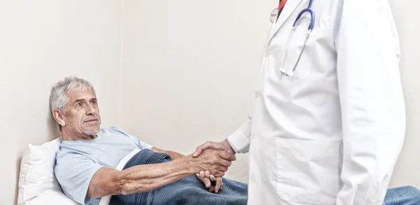 Paciente submetido a exame de varredura no quarto do hospital — Fotografia de Stock